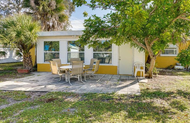 Pet-Friendly Englewood Home - 4 Mi to Beach!