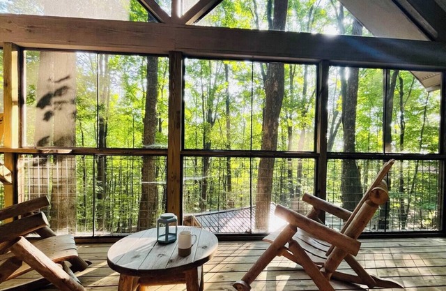 Pet Friendly, Firepit, Amazing Screened Porch