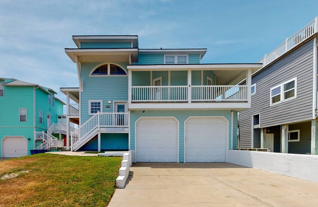 Pet Friendly, Golf Cart Included, Walk to the Beach, Shared Pool
