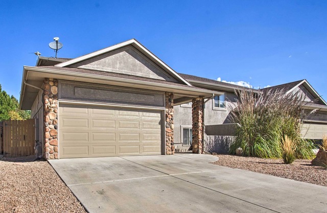 Pet-Friendly Grand Junction Townhome w/Yard!