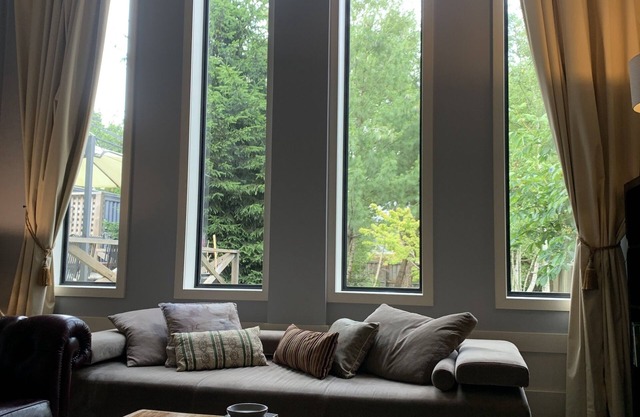 Pet friendly - in town. Sleeps 6 - 2 wood fires 2 split systems.