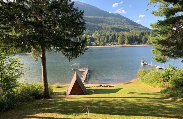 Pet friendly Kootenay Lake Cottage sleeps 4, No Pet or Cleaning fee