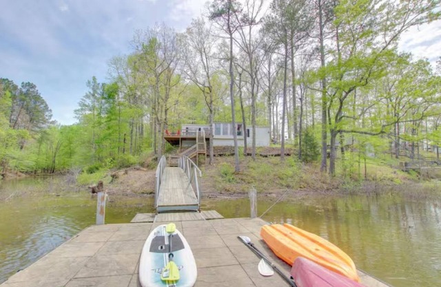 Pet Friendly! Lakefront-4 bed, 2 bath house on Smith Lake- Crooked Creek Retreat
