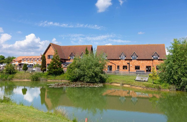 Pet friendly lakeside cottage with private hot tub, onsite golf course & cafe
