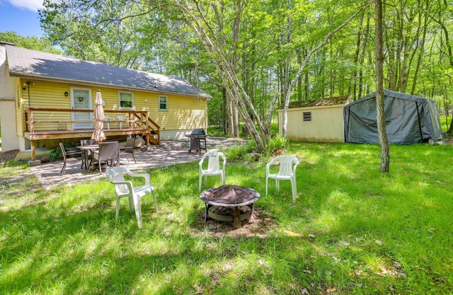 Pet-Friendly Pocono Lake Cabin w/Community Pool!