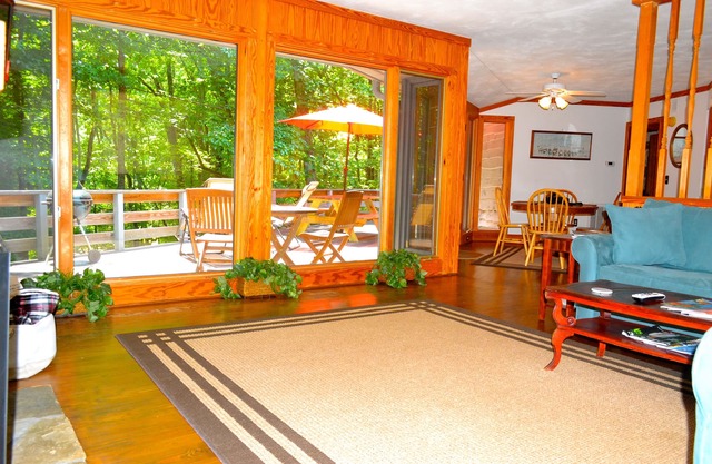 PET FRIENDLY, SECLUDED & most PRIVATE. A GEM, near all area attractions & TIEC