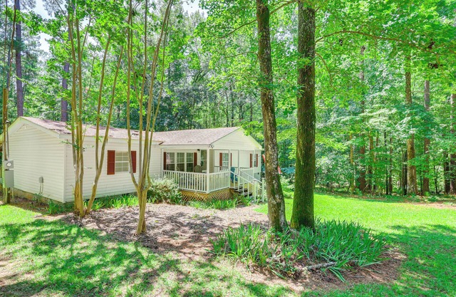 Pet-Friendly Sparta Retreat: Porches & Fire Pit!