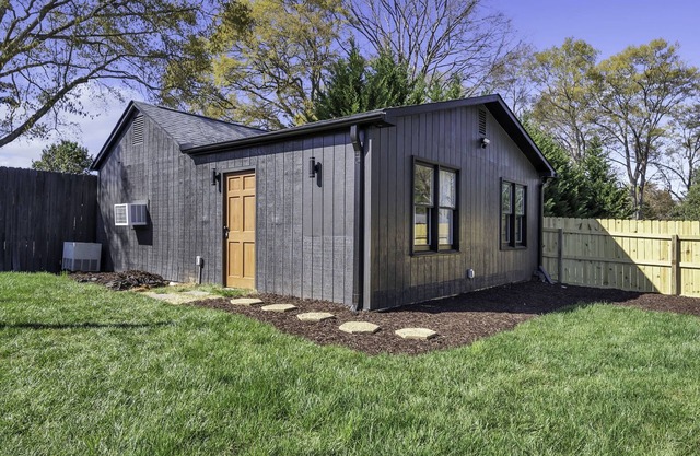 Pet-friendly, 5BR,4BA 8-bed, private pool+firepit, home + apt, 3 min to Furman