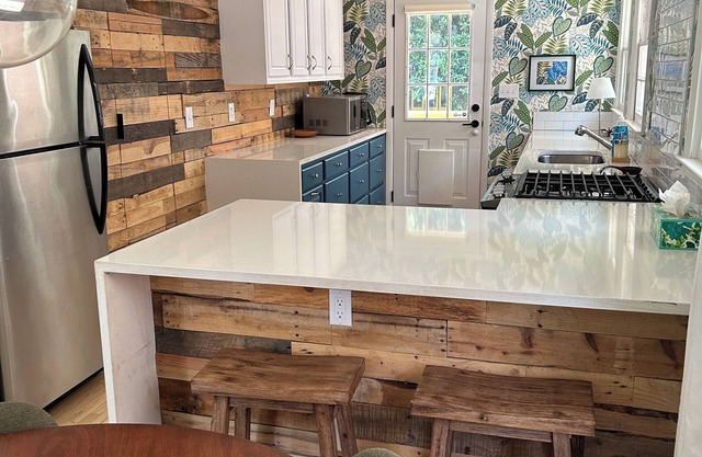 Pet friendly walkable neighborhood! The Sun House - Entire home to yourself