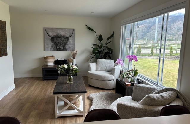 Pet friendly winter rental on 2 manicured acres!