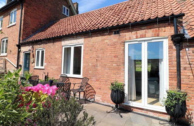 PETAL COTTAGE, with a garden in Tuxford