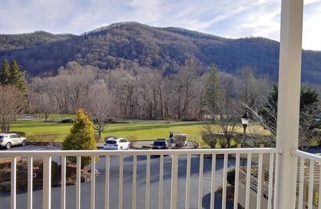 Peterson's Tee-Time - Beautiful view, 3 bedroom, 2 bath, view of golf course and mountains
