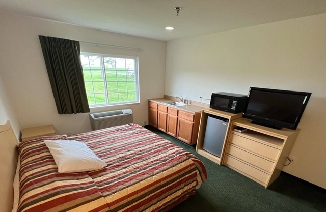 Petite Single King Suite with Free Parking!