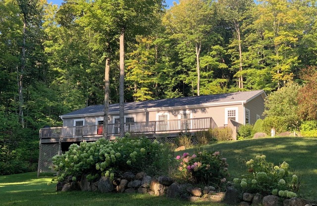 PETOSKEY - SPACIOUS GETAWAY, HOT TUB, POOL TABLE, FALL COLORS, BEACHES, SKIING