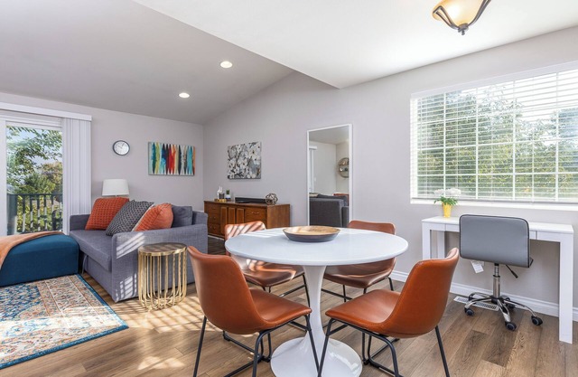 Pets welcome! Charming 2-bedroom townhome in Kennewick w/Blazing WiFi + AC/Heat