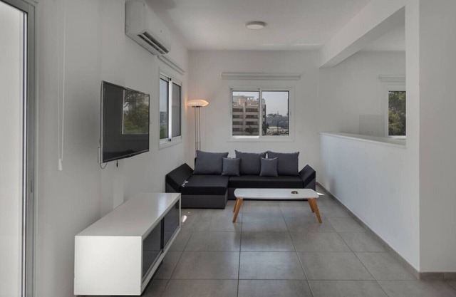 Phaedrus Living: City View Flat Harbour 04