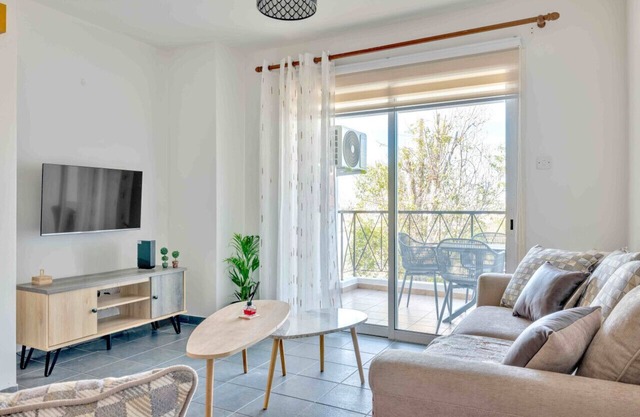 Phaedrus Living: Modern City Flat Elpida
