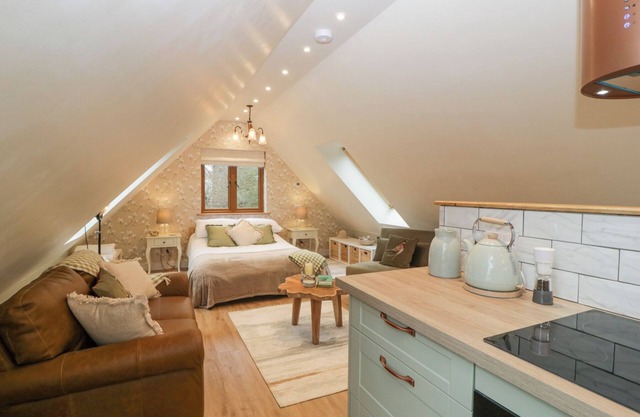 PHEASANTS RISE APARTMENT, pet friendly, with a garden in Ross-On-Wye