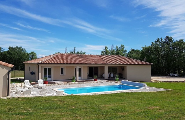 Philco villa heated salt pool, fenced plot, large terrace, air conditioning