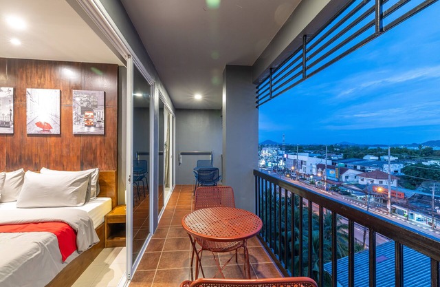 PHUKET FIVE FOR TUNE HOLIDAY HOTEL