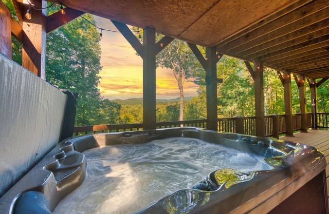 Picturesque Cabin - Hot Tub, Fire Pit, Dog Friendly, Near Ellijay & Blue Ridge!