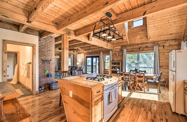 Picturesque Family Cabin w/Views & Treehouse