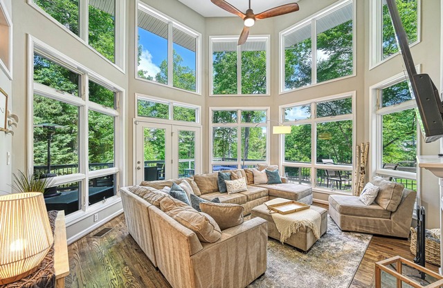 Pigeon Cove Hideaway: Gorgeous Lakefront Retreat