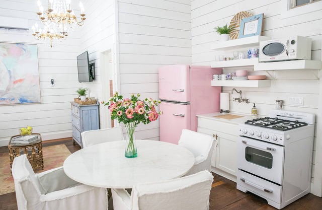 "Pigs Fly" an Adorable Guest Suite in the Round Top Area
