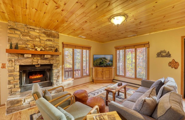 Pine Haven Getaway in Linville Land Harbor. 4BDR/3BA with Large Deck & Game Room