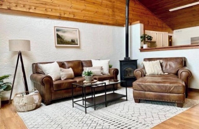Pine & Pond ☆ Newly Renovated Woodland Park Cabin!