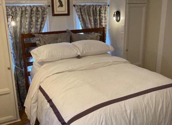 Pineapple House, Spacious 1st Floor Apartment! City Center! 96 Walk Score! FREE parking!