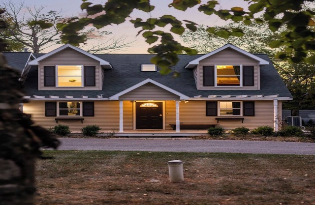 Pineapple Lake House: Pet-Friendly, Waterfront Getaway with Wi-Fi