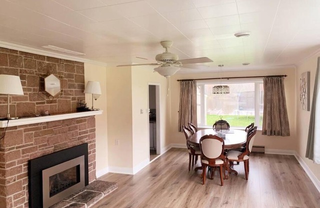Pines Bay Waterfront cottage with Hot tub!