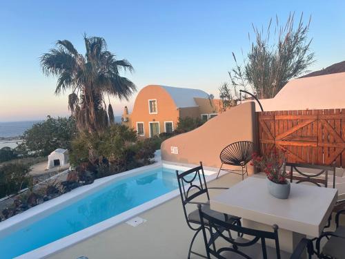 Pink Freud Villas Santorini