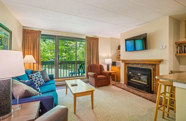 Pinnacle B04 Cozy 1 bedroom, 1 bath with shuttle to the slopes everyday of the week. Pinnacle B04 The outdoor pool, hot tub, and, tennis courts are open during summer only.