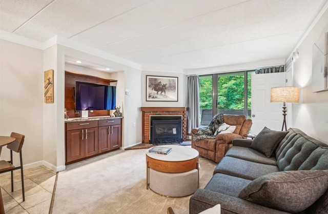 Pinnacle B10 lovely 2 bedroom, 2 bath with shuttle to the slopes 7 days a week. The outdoor pool, hot tub, and, tennis courts are open during summer only.