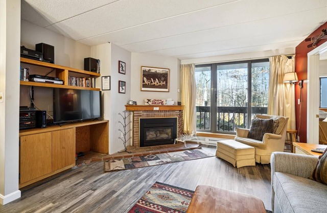 Pinnacle D02, Lovely 2 bedroom, 2 bath unit with shuttle to the slopes everyday of the week. The outdoor pool, hot tub and tennis courts are open during summer only.