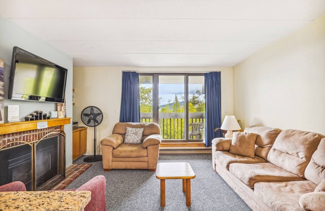 Pinnacle F11, cozy 1 bedroom, 1 bath offering shuttle to the slopes everyday of the week. The outdoor pool, hot tub, and, tennis courts are open during summer only.