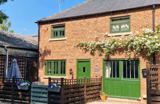 Piper Cottage, Bilbrough, York 5m. Village.
