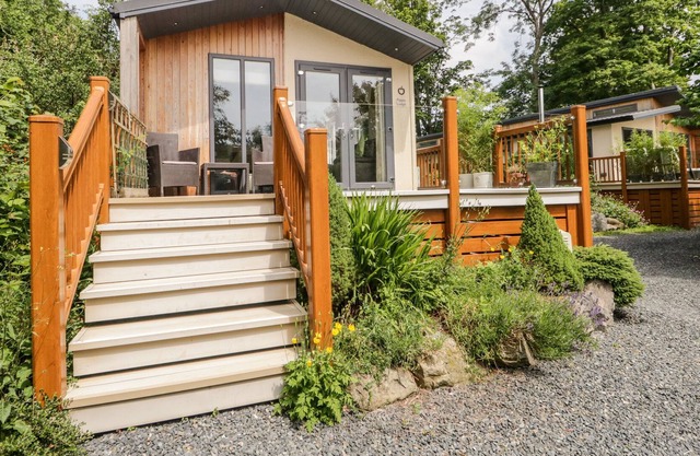 PIPPIN LODGE, pet friendly, luxury holiday cottage in Cartmel
