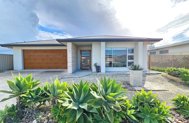 Pitts Villa - Pets Welcome - Outside Only. Large, spacious and modern.