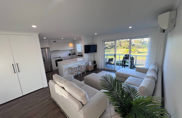 PJ's Ulladulla - Harbour & Pacific Ocean Views.
