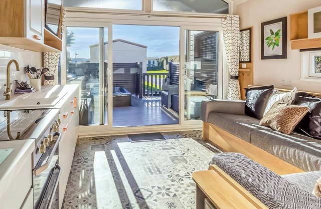 Pladda Pod with Hot Tub