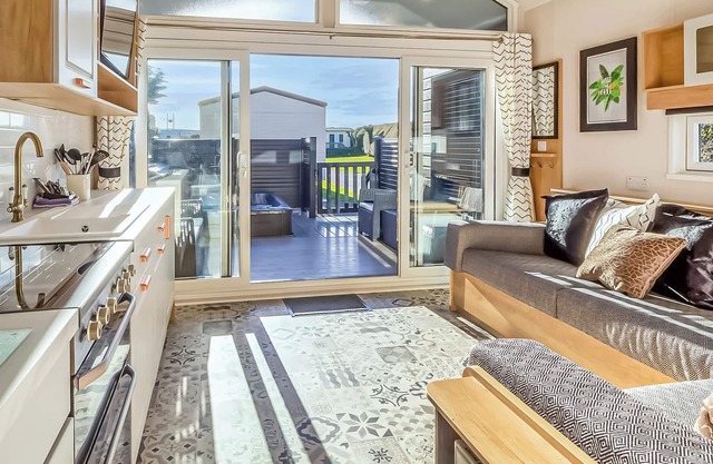 Pladda Pod with Hot Tub S