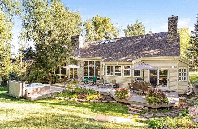 Plan Ahead for Fall or Winter! Treat Yourself to 5,247 Sq Ft, 3 Fireplaces & Private HotTub To Relax