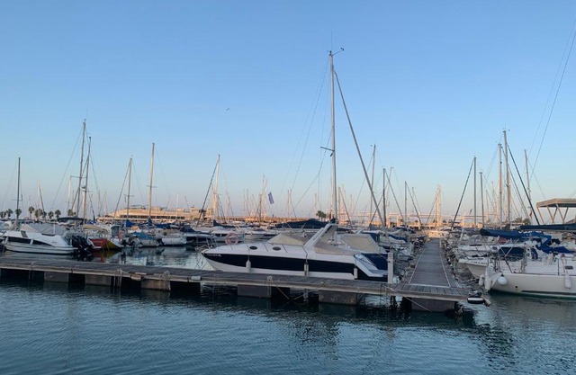 Planta baja con porche y piscina, cerca del mar