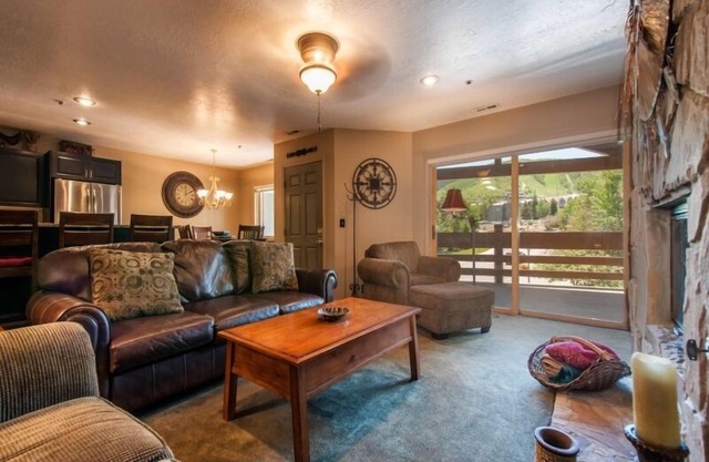 Platinum Rated 2BR Sleeps 7/8 Walk to the Slopes, Downtown. Location,Location!