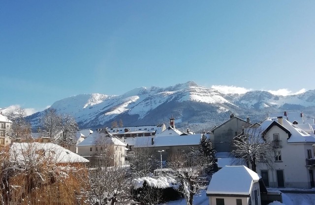 PLEASANT APARTMENT IN THE HEART OF THE VILLAGE, VERY NICE VIEW OF THE MOUNTAINS.