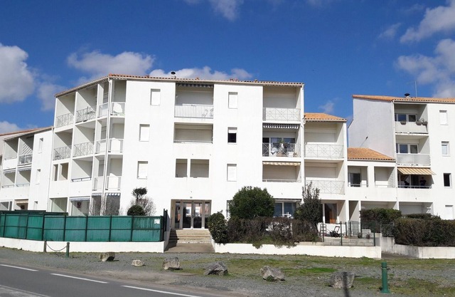 Pleasant Studio-cabin, Loggia with SEA view, Beach and port 150m away, aquatic center,