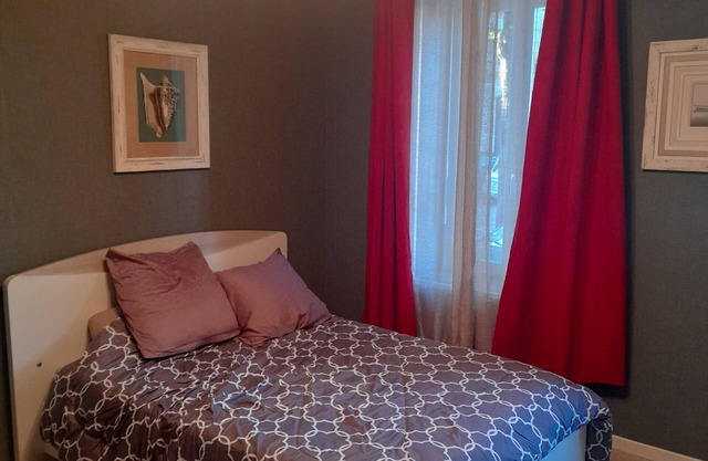 Pleasant studio between train station and town center free parking nearby shops
